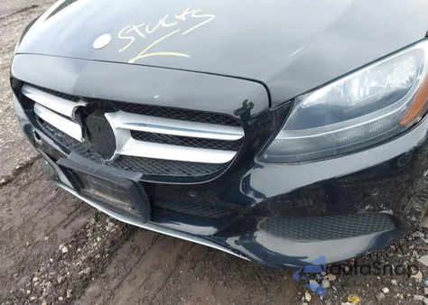 2017 Mercedes-Benz C 300 4Matic/Luxury 4Matic/Sport 4Matic z USA, uszkodzony, nr VIN 55SWF4KB4HU194610